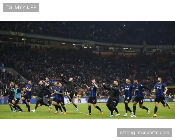 曼联更衣室矛盾再度曝光：问题发酵影响球队稳定性，赛季走势面临考验